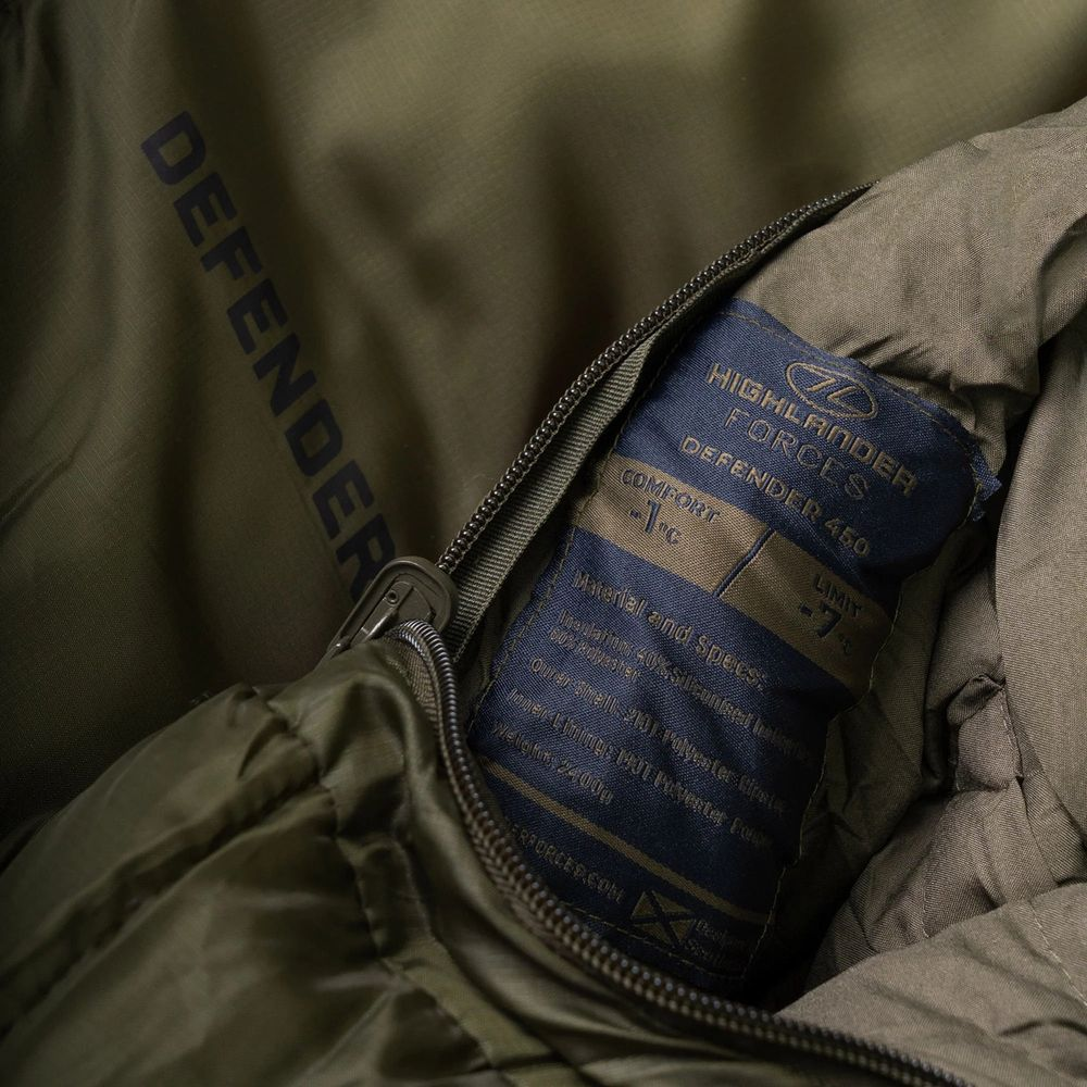 Grüner Schlafsack mit "DEFENDER"-Aufdruck und Etikett für Highlander Forces Defender 450.