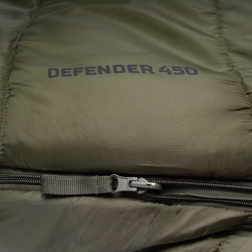Grüner Schlafsack mit Reißverschluss und der Aufschrift DEFENDER 450.