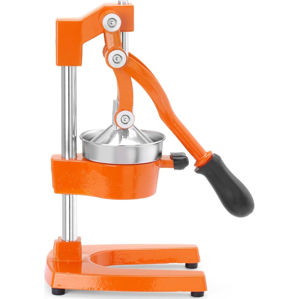 Spremiagrumi manuale arancione con tazza in metallo e manico nero.