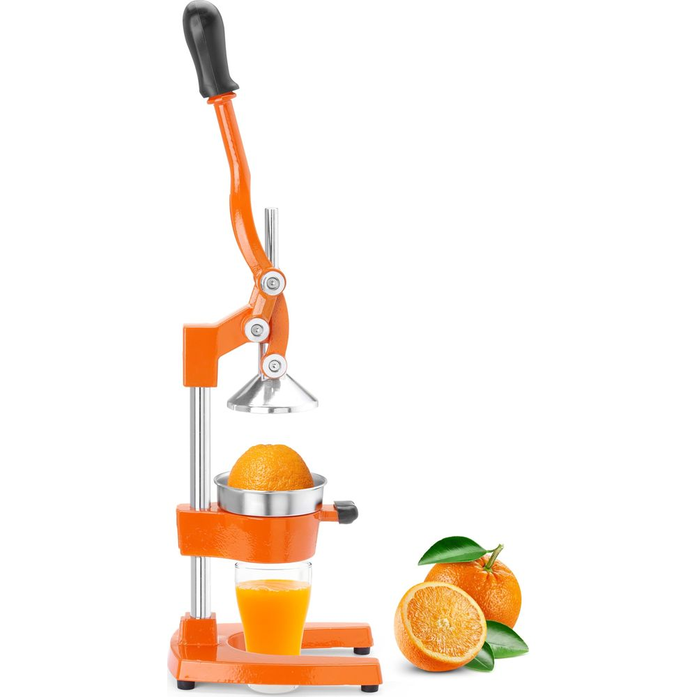 Un spremiagrumi manuale arancione con un bicchiere di succo d'arancia e due arance accanto.