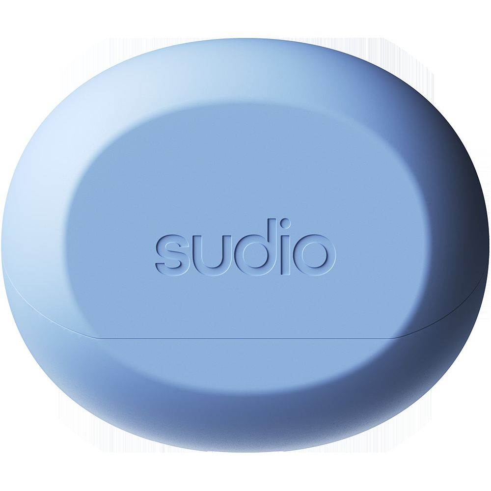 Ein blaues Ladeetui für Kopfhörer mit dem eingeprägten Logo „sudio“.