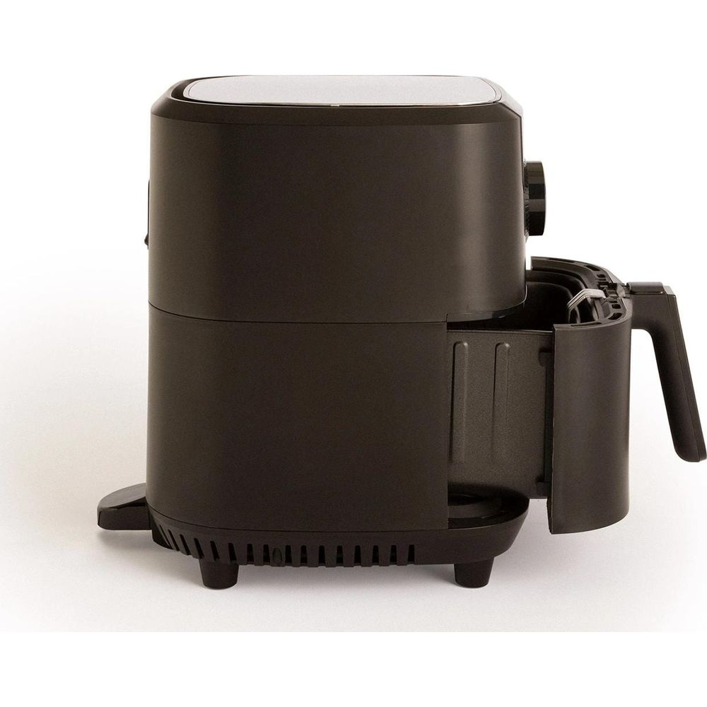 Schwarzer Airfryer mit herausziehbarer Schublade auf weißem Hintergrund.
