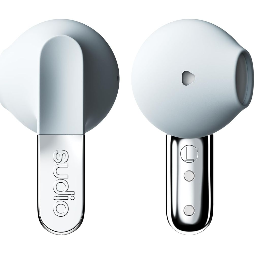 Deux écouteurs blancs avec des tiges argentées, celui de gauche montre le logo "Sudio", celui de droite la lettre "L".
