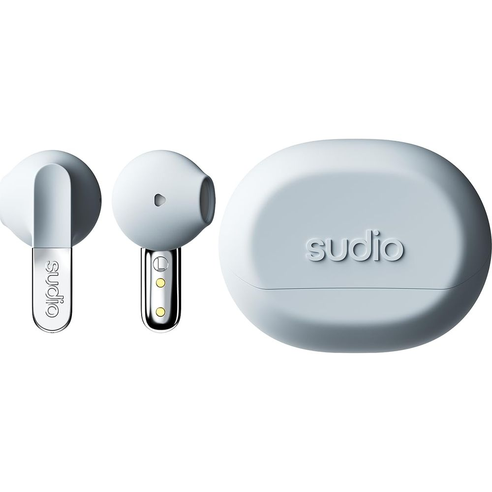 Deux écouteurs Sudio blancs et un étui de chargement blanc avec logo Sudio.