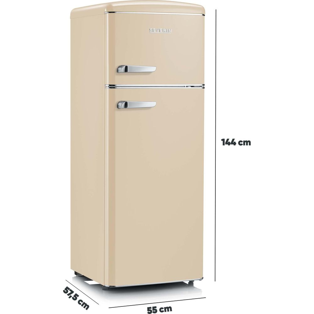 Beige retro koelkast met twee deuren en chromen handgrepen. Afmetingen: 144x57,5x55 cm.