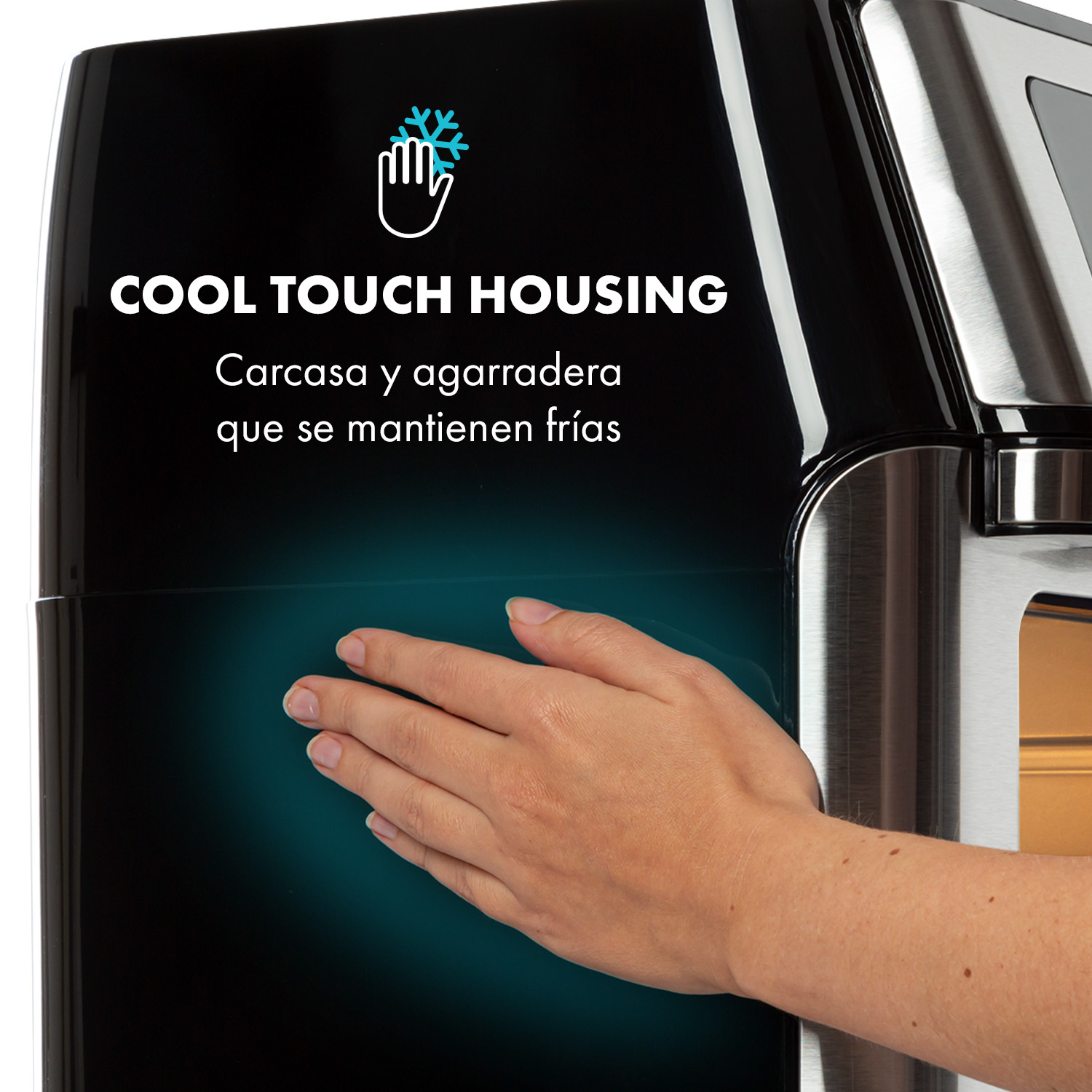 Mano tocca alloggiamento nero con scritta "Cool Touch Housing".