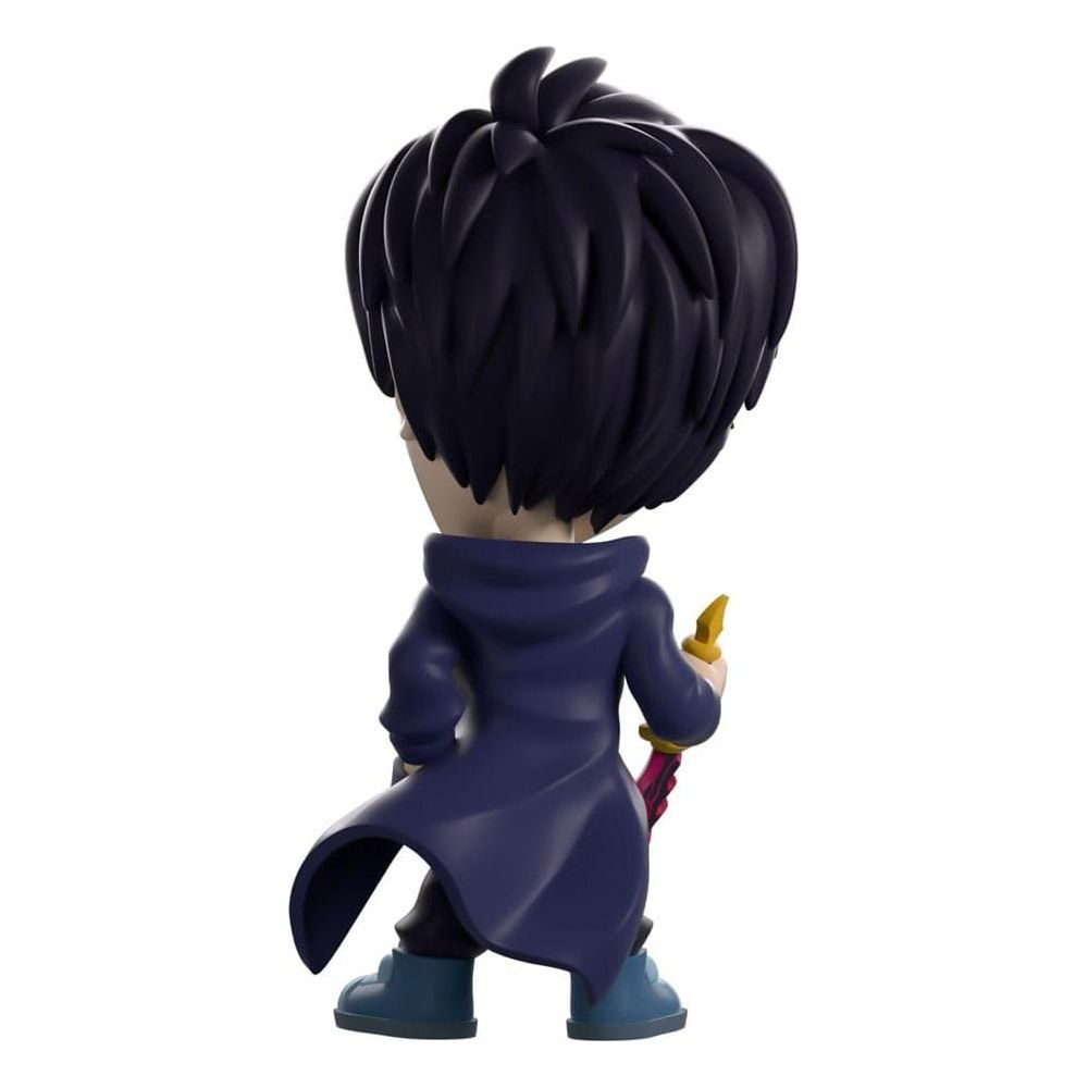 Eine kleine Figur mit dunklem Haar, blauer Jacke und Schwert mit gelbem Griff.