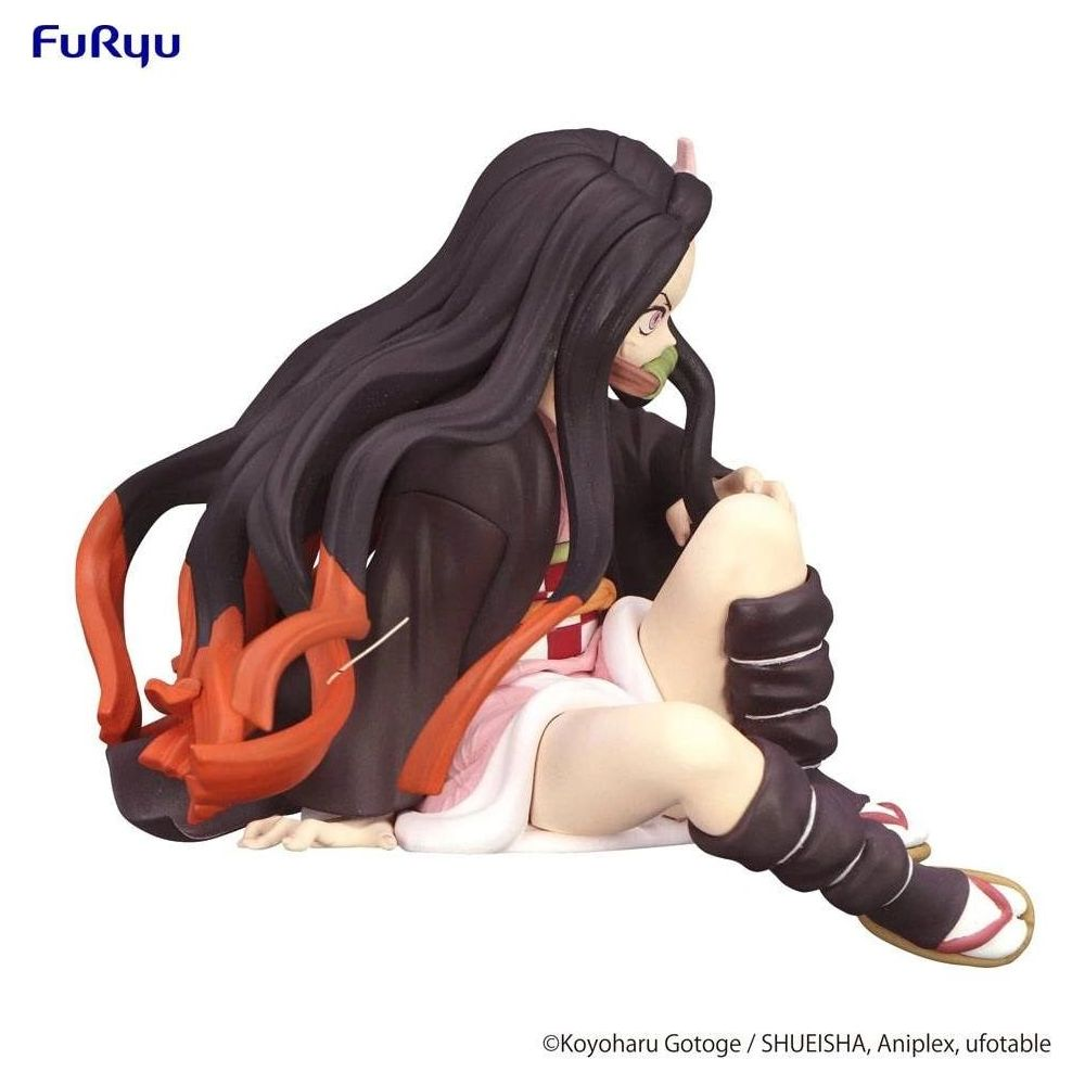 Nezuko Kamado Figur sitzt mit gekreuzten Beinen, trägt Kimono und Bambus-Mundstück.