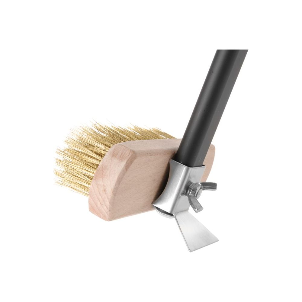 Una spazzola in legno con setole in ottone e un raschietto metallico.