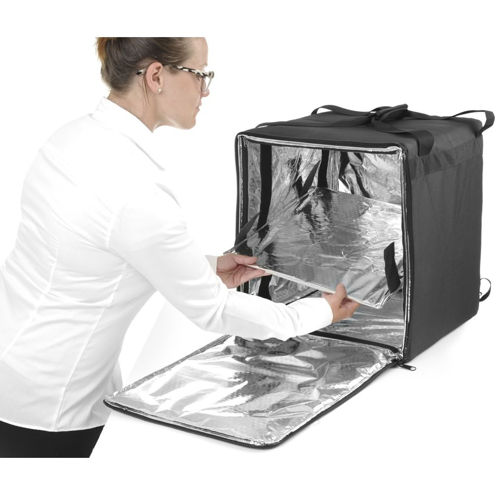Una donna apre una borsa termica nera con rivestimento argentato.