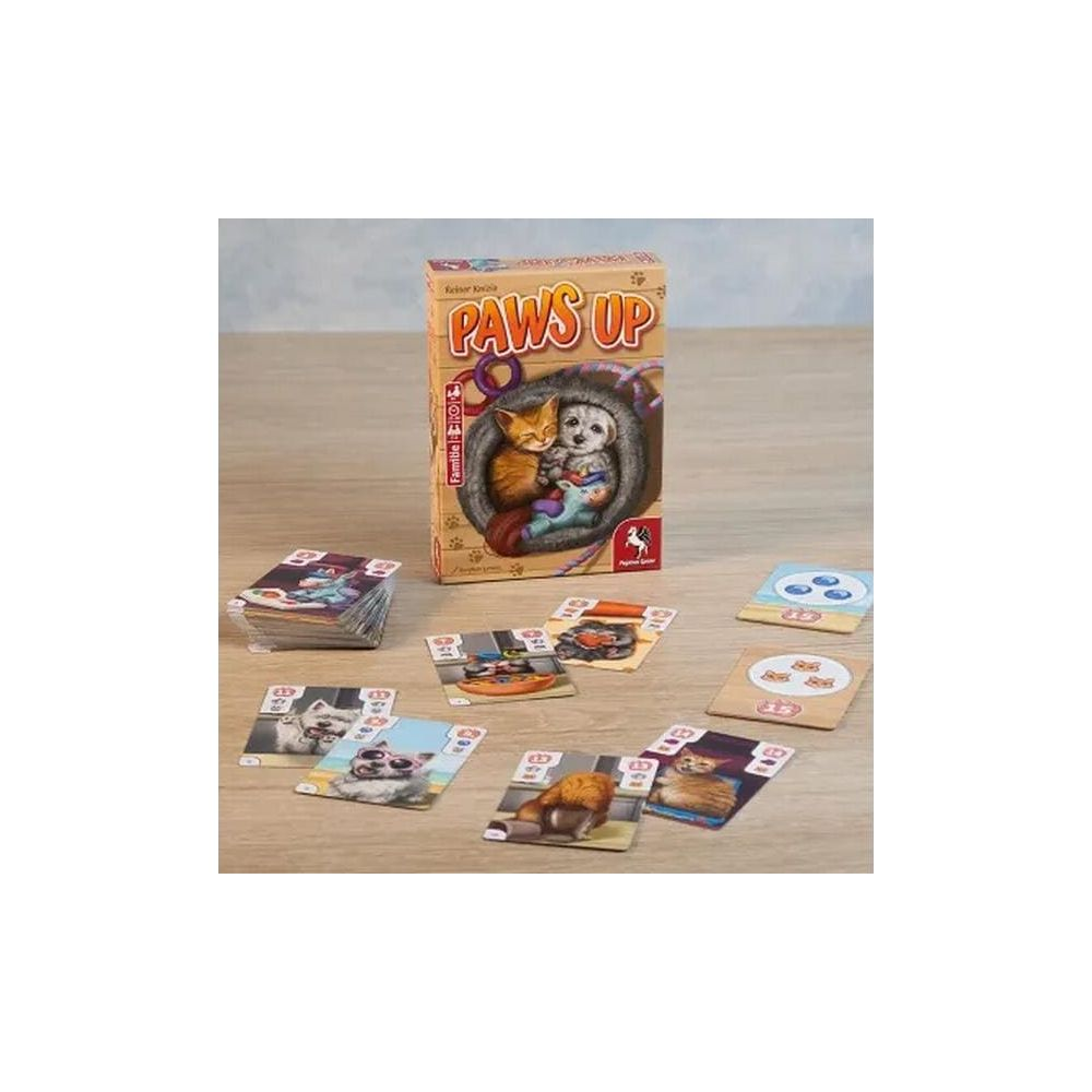 Gioco da tavolo "Paws Up" con carte di gatti e cani e scatola da gioco su tavolo di legno.