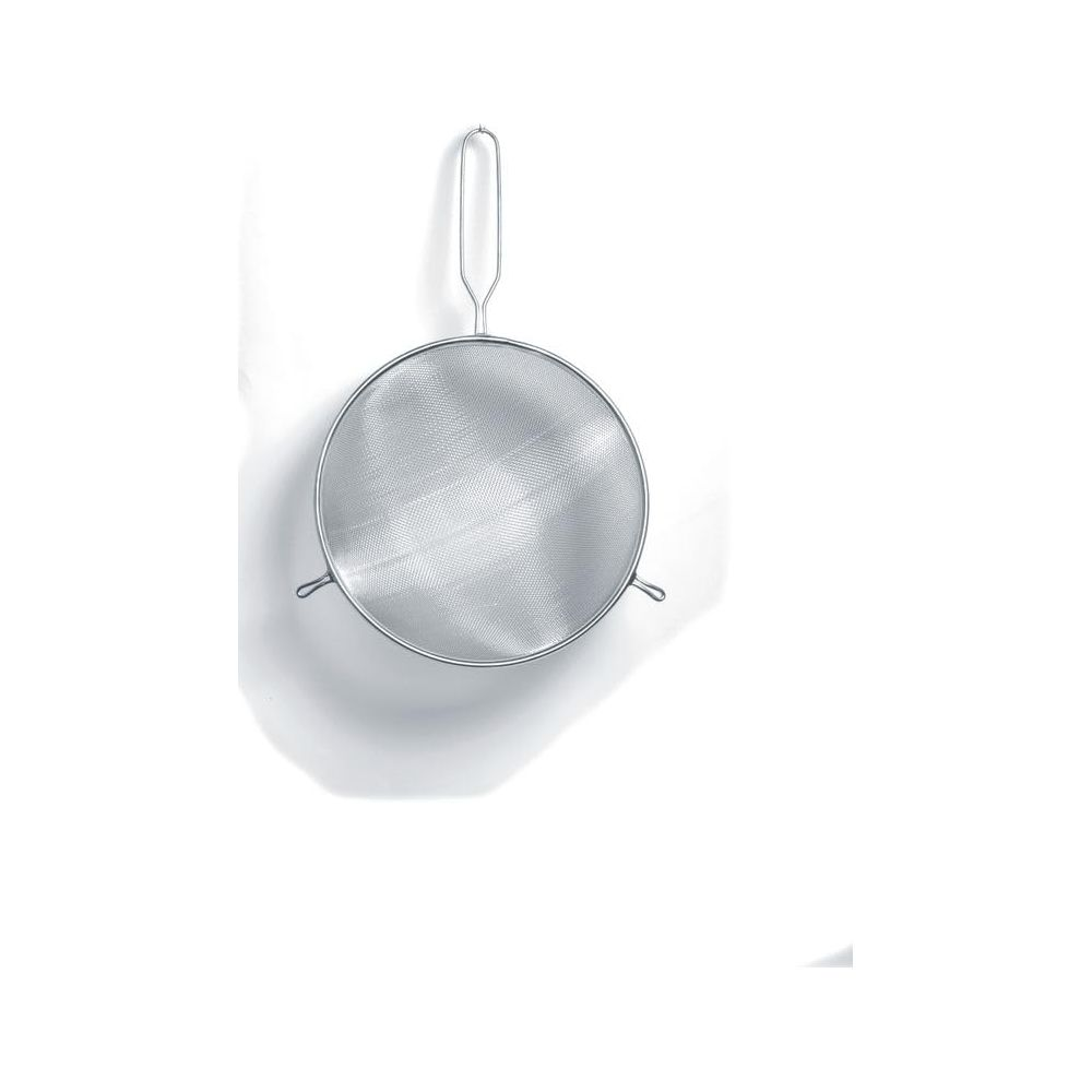 Un colino da cucina argentato con manico lungo appeso a un gancio su una parete bianca.