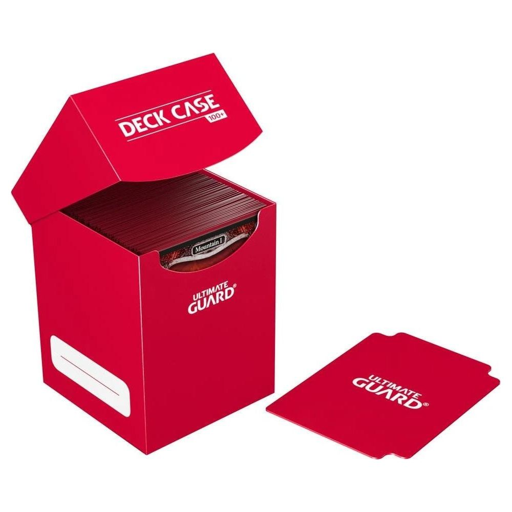 Boîte de jeu rouge avec couvercle ouvert et pile de cartes, à côté une carte.