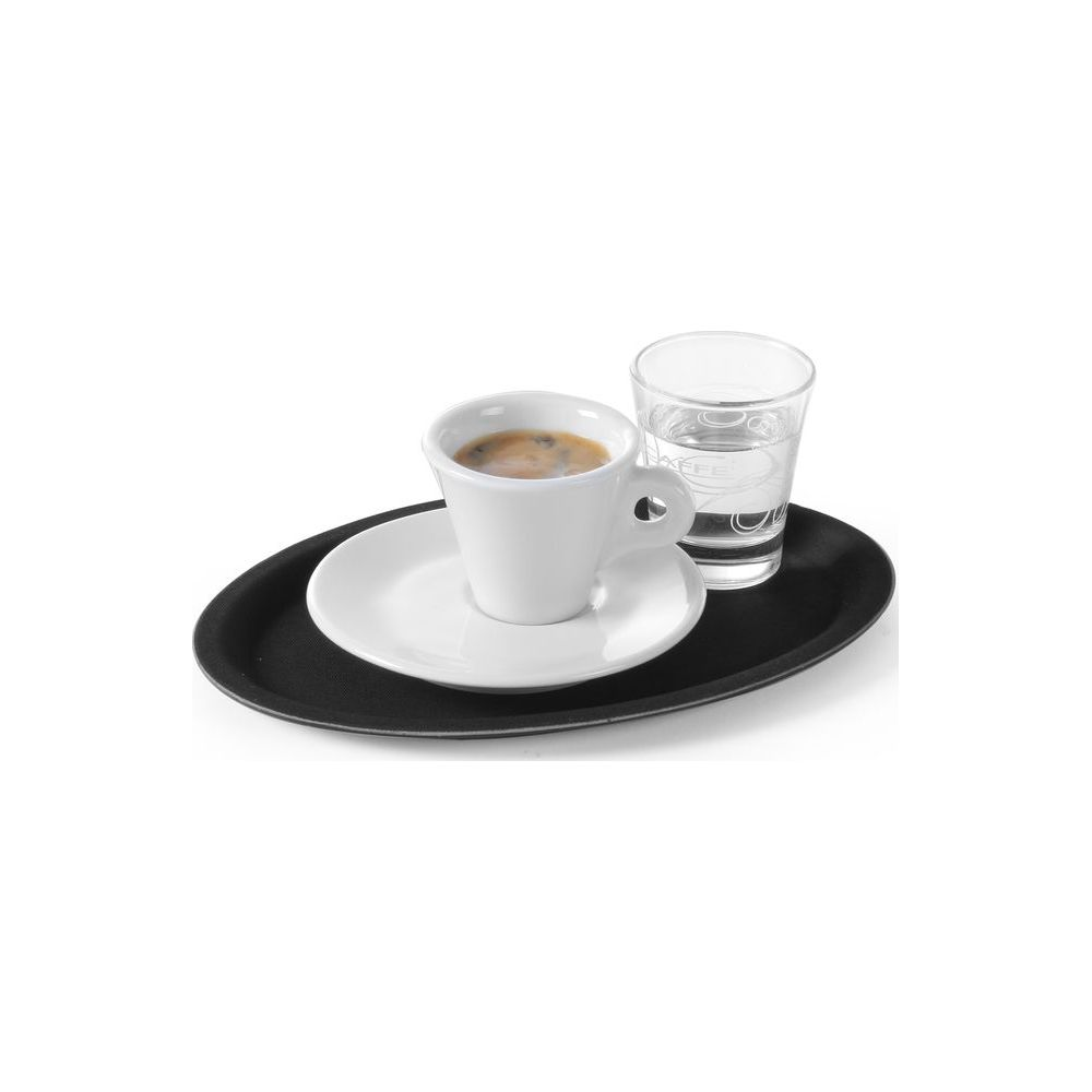 Tazzina da espresso bianca su piattino accanto a bicchiere d'acqua su vassoio nero.