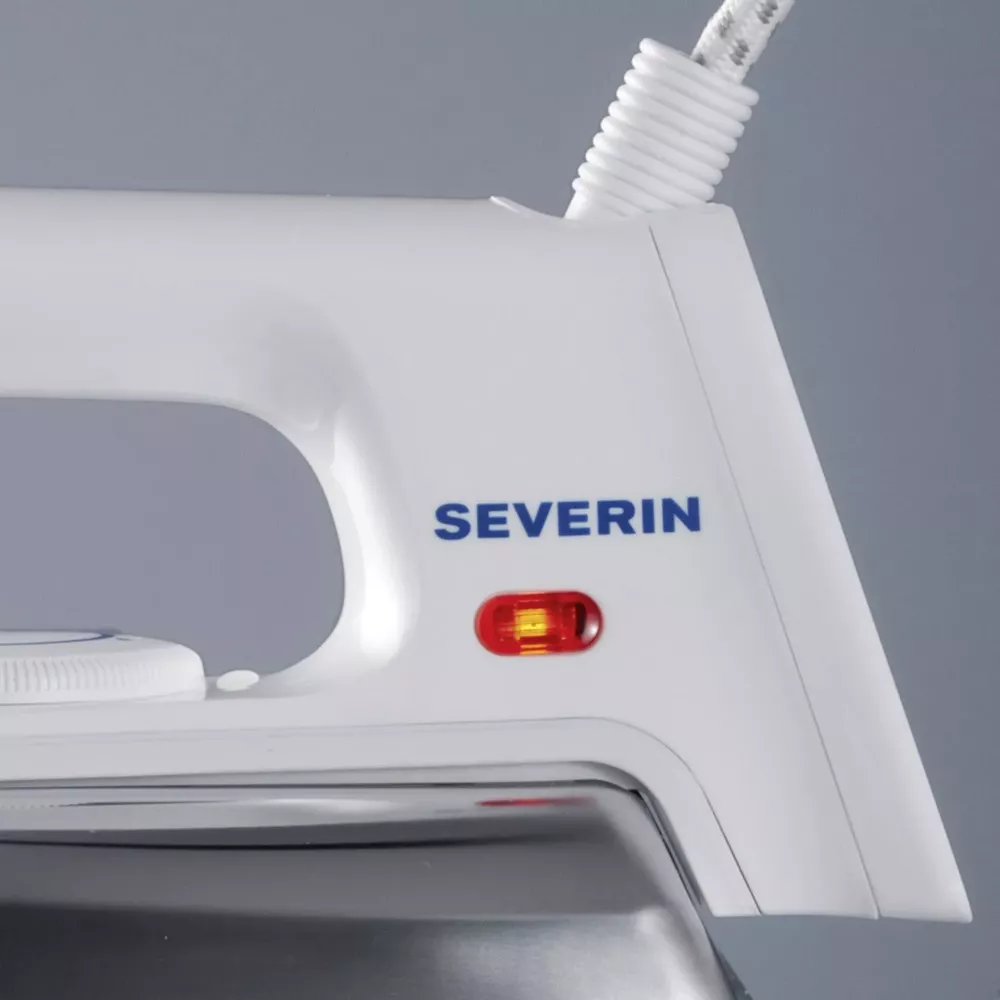 Un fer à repasser blanc avec le logo bleu SEVERIN et un voyant rouge.