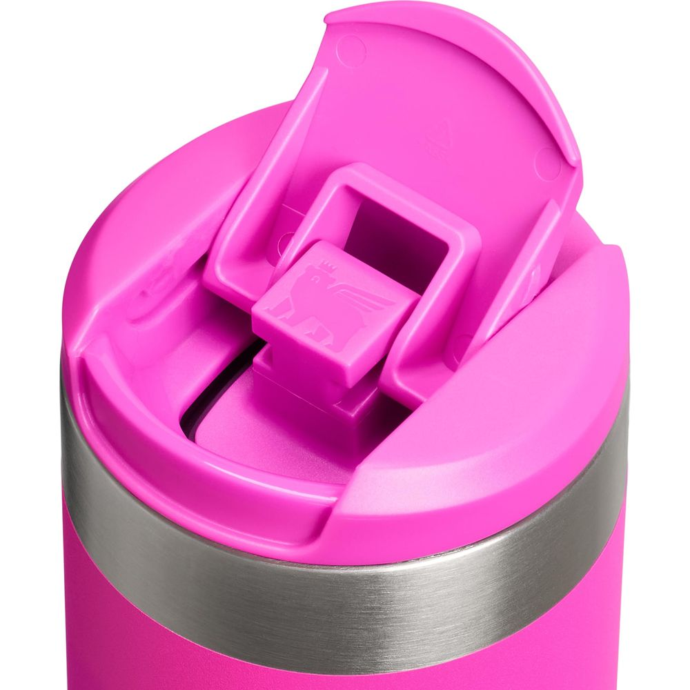 Nahaufnahme des offenen, leuchtend pinkfarbenen Deckels einer Thermoskanne mit silbernem Streifen.