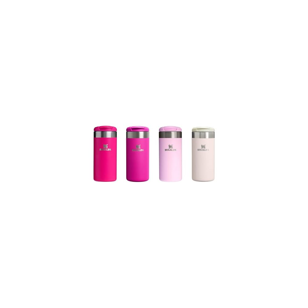 Vier Stanley-Becher in Pink, Hellrosa und Cremefarben stehen nebeneinander.