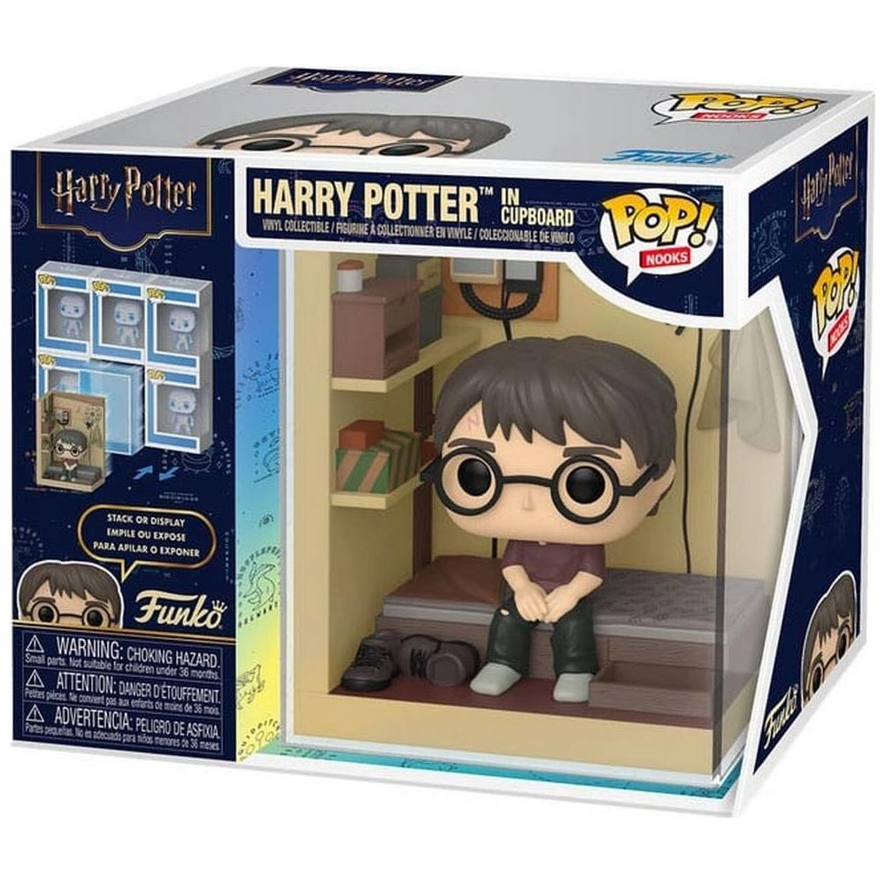 Harry Potter Funko Pop Figur in einem Schrank sitzend, mit Regalen und Spielzeug.