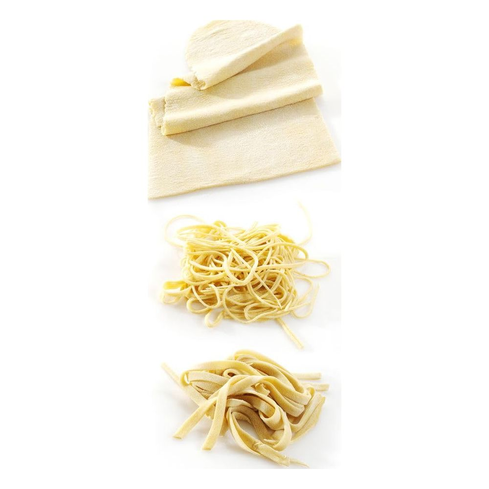 Drei Stadien von Pasta: Teigblätter, dünne Nudeln und breite Nudeln.