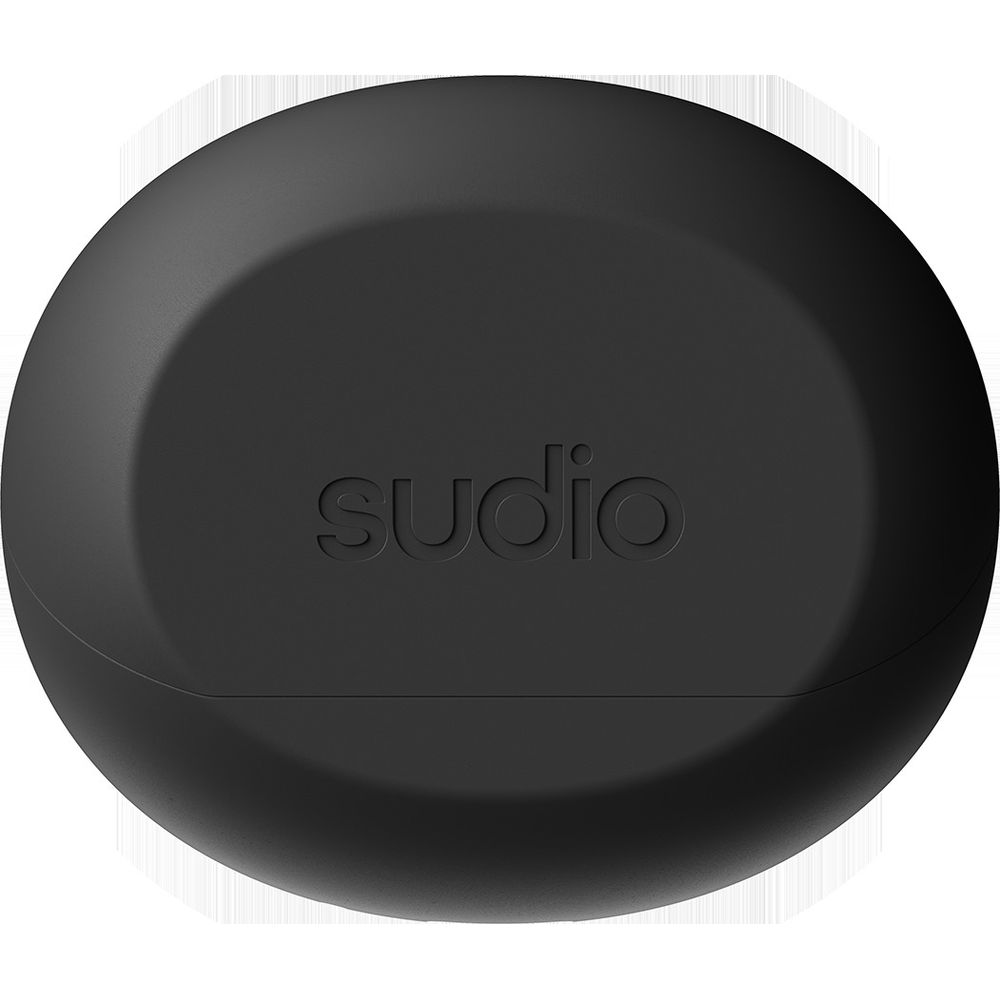 Una custodia di ricarica Sudio nera e rotonda per auricolari, con logo.