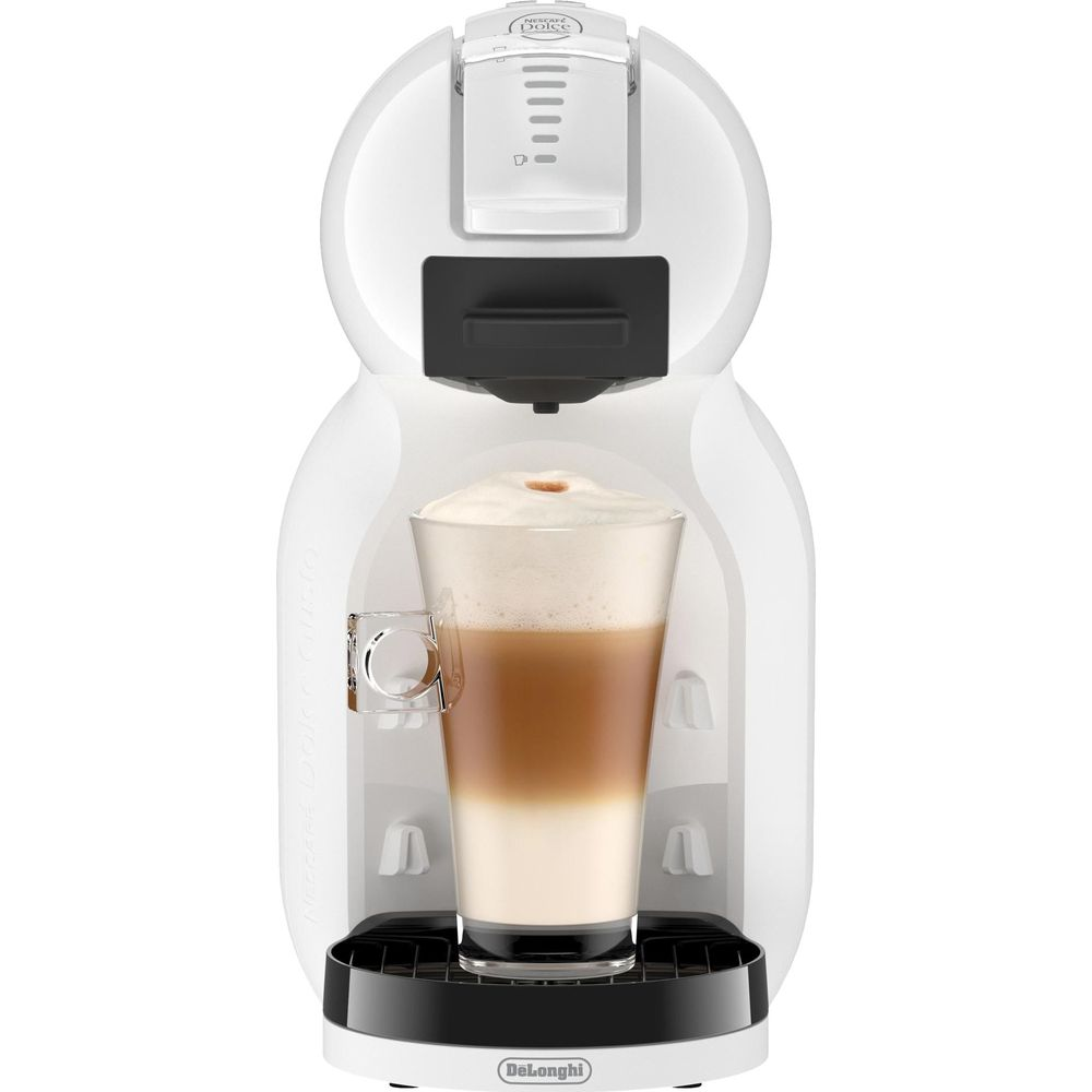 Eine weiße Kaffeemaschine mit einem Glas Latte Macchiato.
