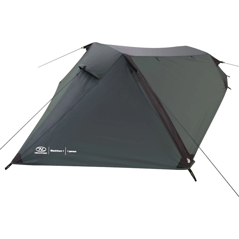 Una tenda Highlander verde scuro per una persona con pali e tiranti è esposta su sfondo bianco.