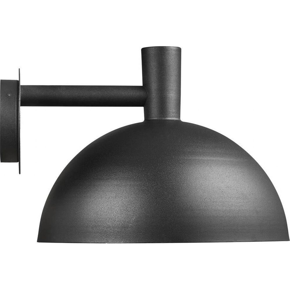 Eine schwarze Wandlampe mit einem halbrunden Schirm und einem horizontalen Arm.