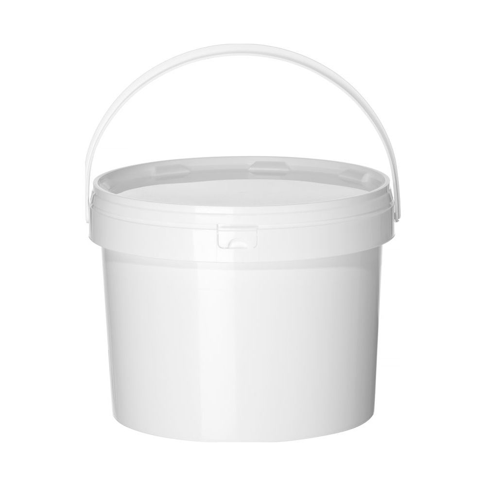 Un secchio bianco di plastica con manico e coperchio si erge su sfondo bianco.