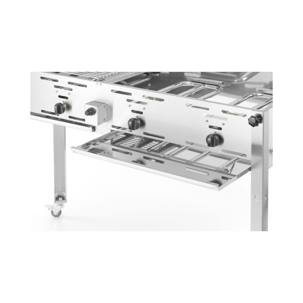 Griglia in acciaio inox con tre bruciatori, ripiano e ruote.