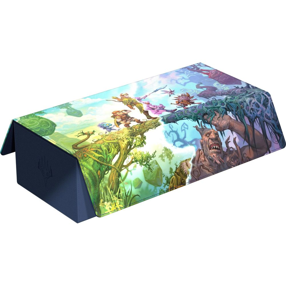 Une boîte de rangement bleue avec art fantastique : des gnomes sur des arbres, un troll au premier plan.