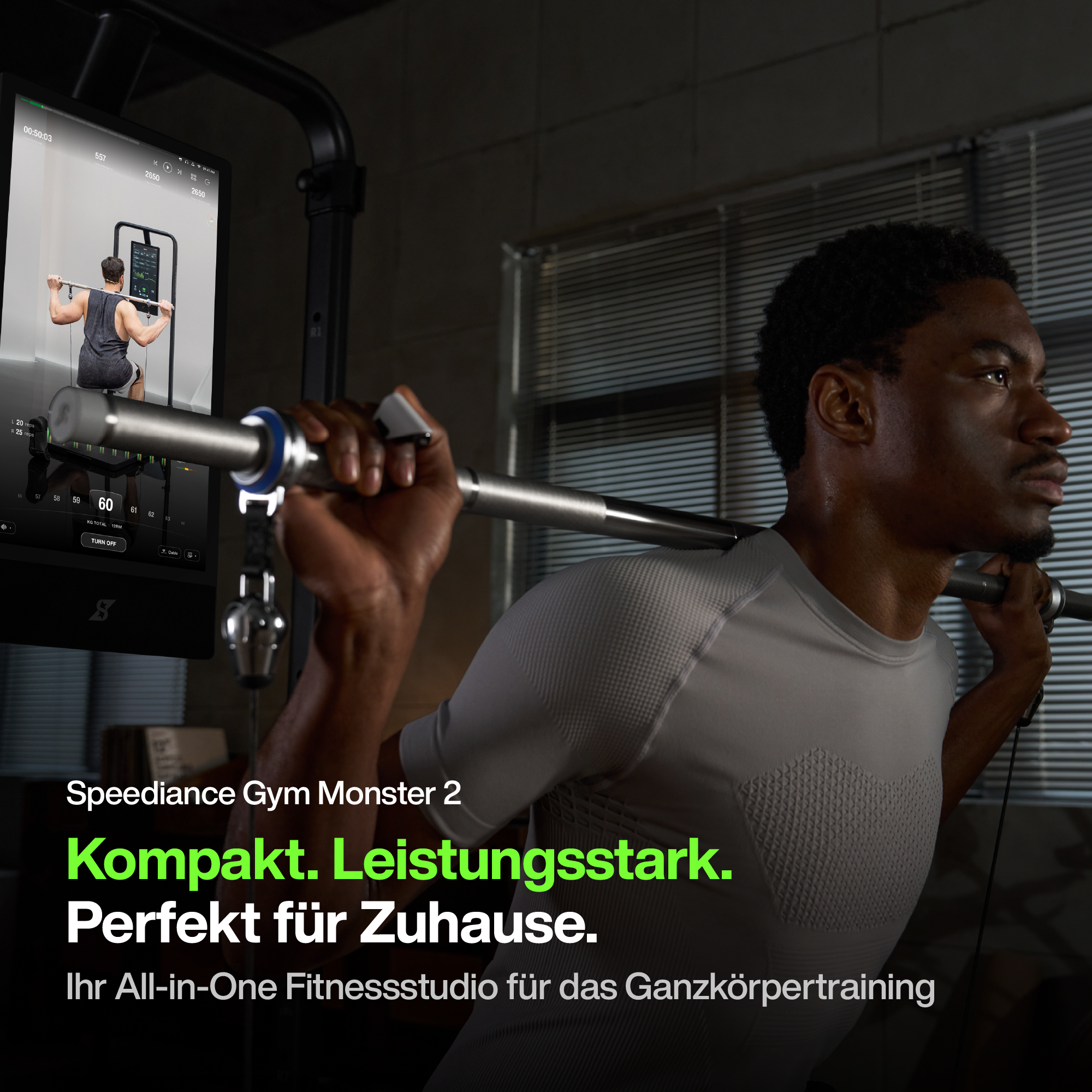 Mann trainiert mit Hantel vor einem Bildschirm mit Trainingsdaten.