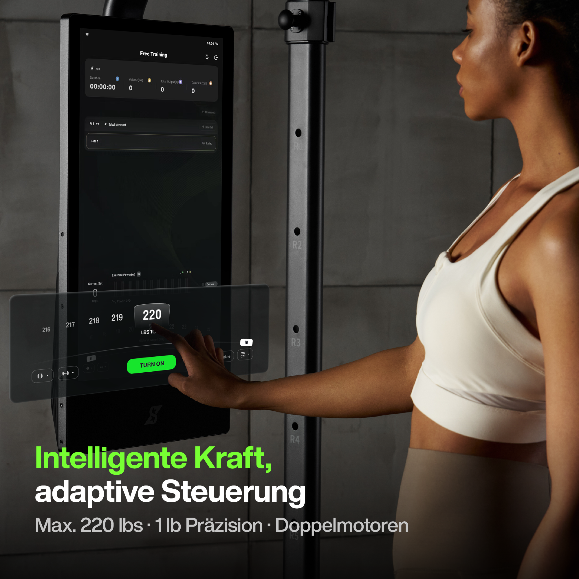 Frau trainiert an einem Fitnessgerät, das 220 Pfund anzeigt. Der Bildschirm zeigt Trainingsdaten.