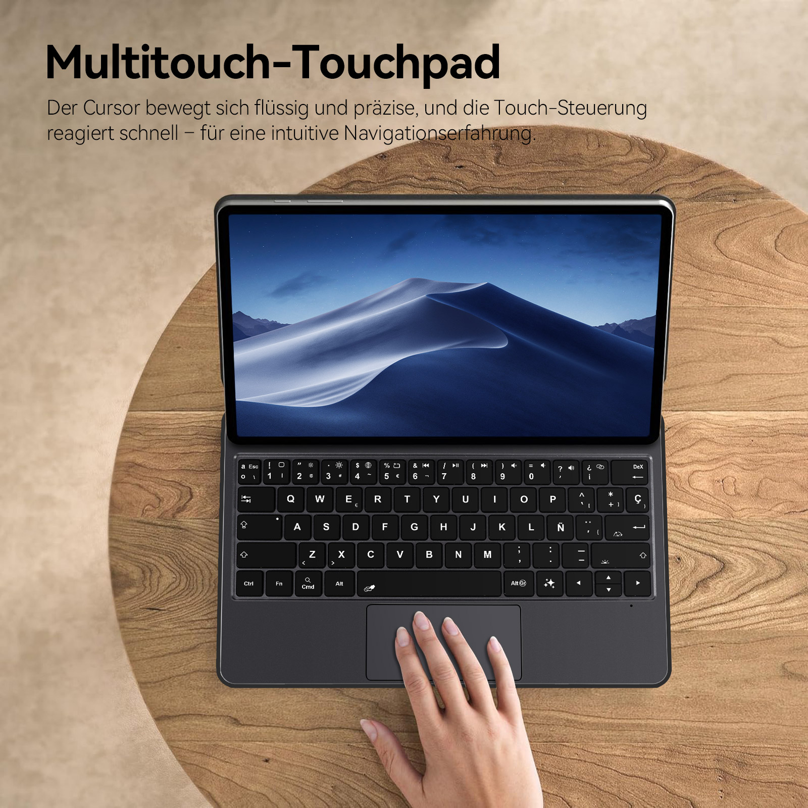 Eine Hand benutzt ein Multitouch-Touchpad auf einer Tastatur auf einem Holztisch.