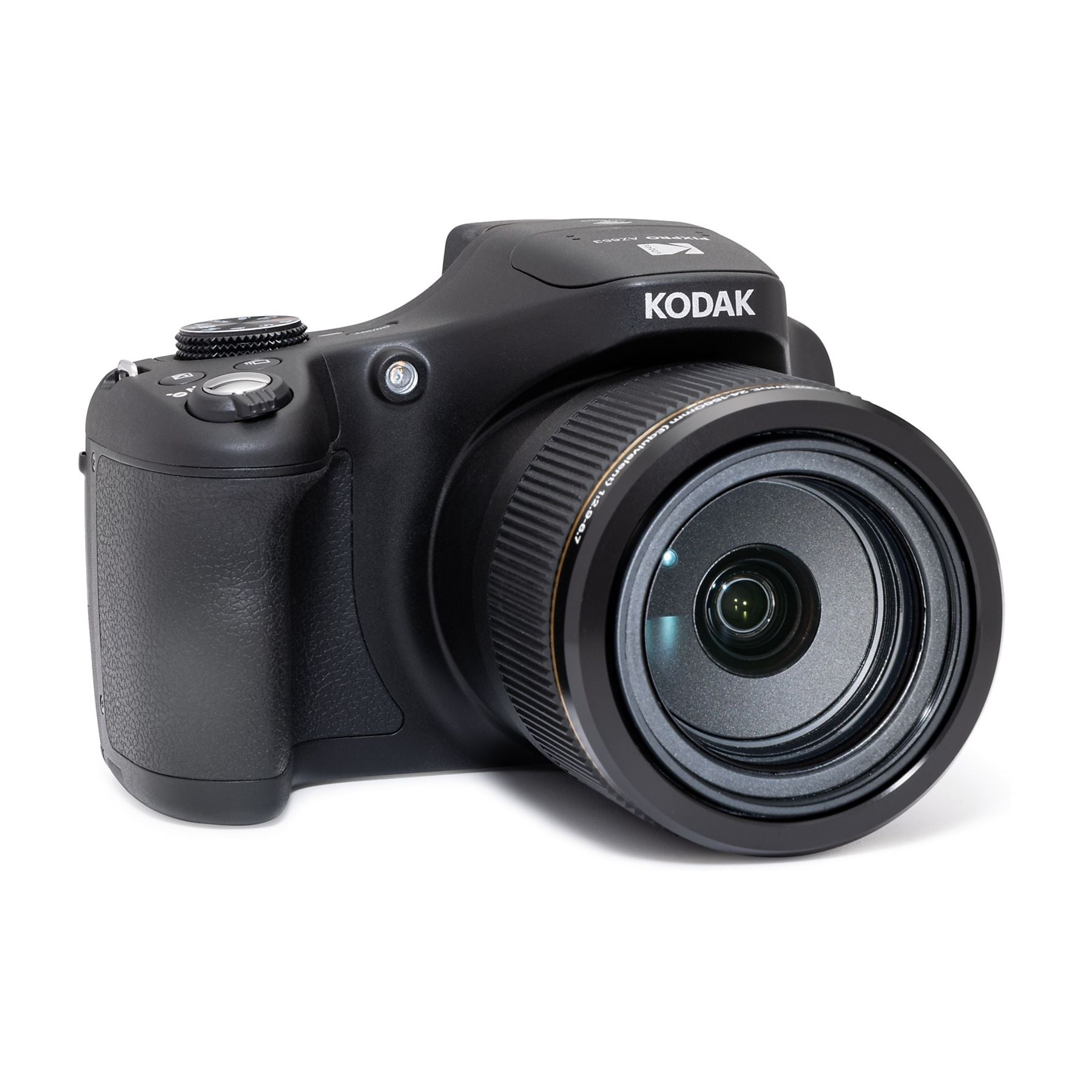 Een zwarte Kodak digitale camera met lens en bedieningselementen op witte achtergrond.