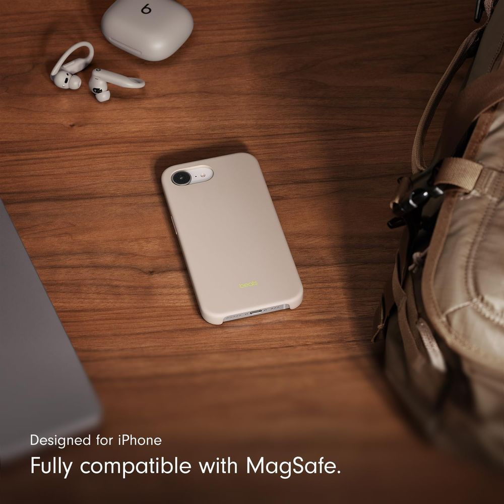 Beiger iPhone-Case, Ohrhörer und Ladehülle auf Holztisch.