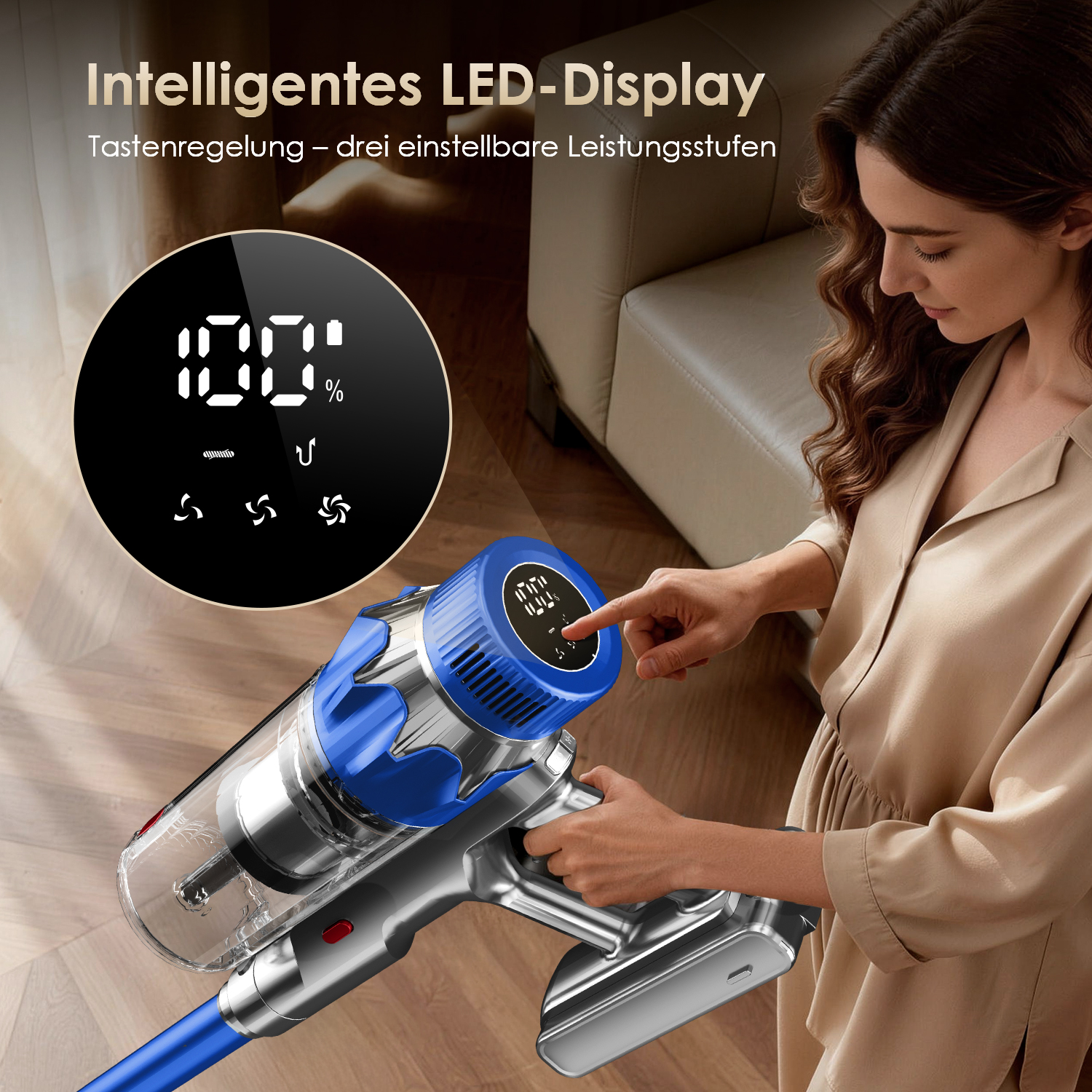 Eine Frau bedient einen blauen und silbernen Akku-Staubsauger mit LED-Display.