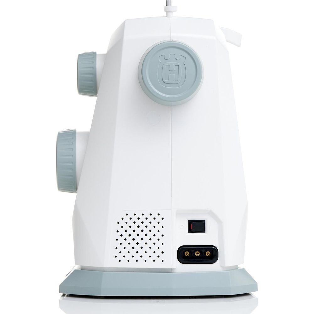 Vue arrière d'une machine à coudre blanche avec des accents gris, montrant un interrupteur et une prise.
