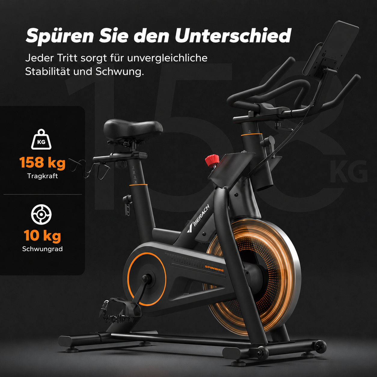 Schwarzes Spinbike mit orangefarbenen Akzenten. Max. Belastung 158kg, Schwungrad 10kg.