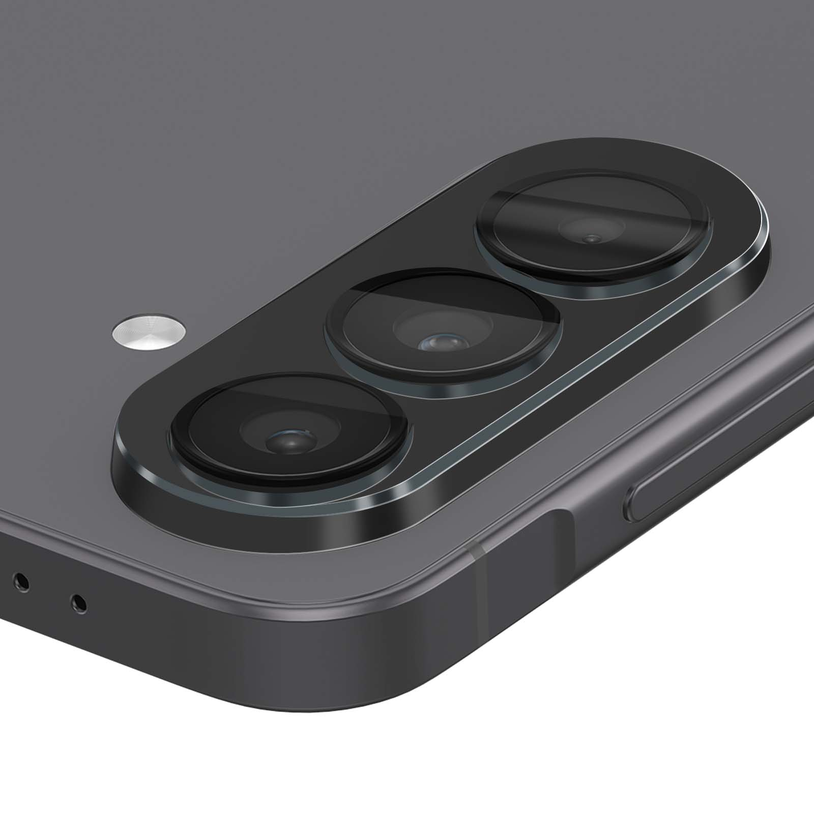 Gros plan de l'arrière d'un smartphone sombre avec trois objectifs et un flash.