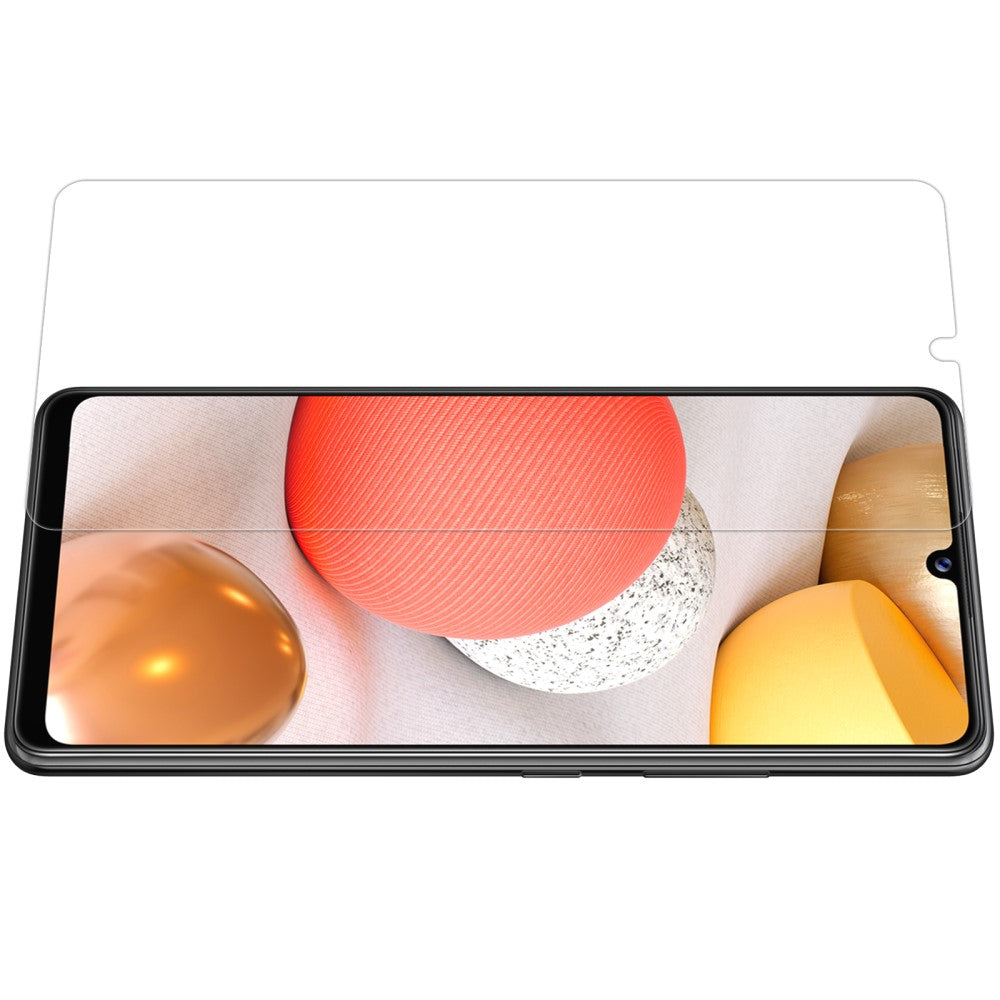 Protection d'écran sur un smartphone avec des formes abstraites colorées derrière.