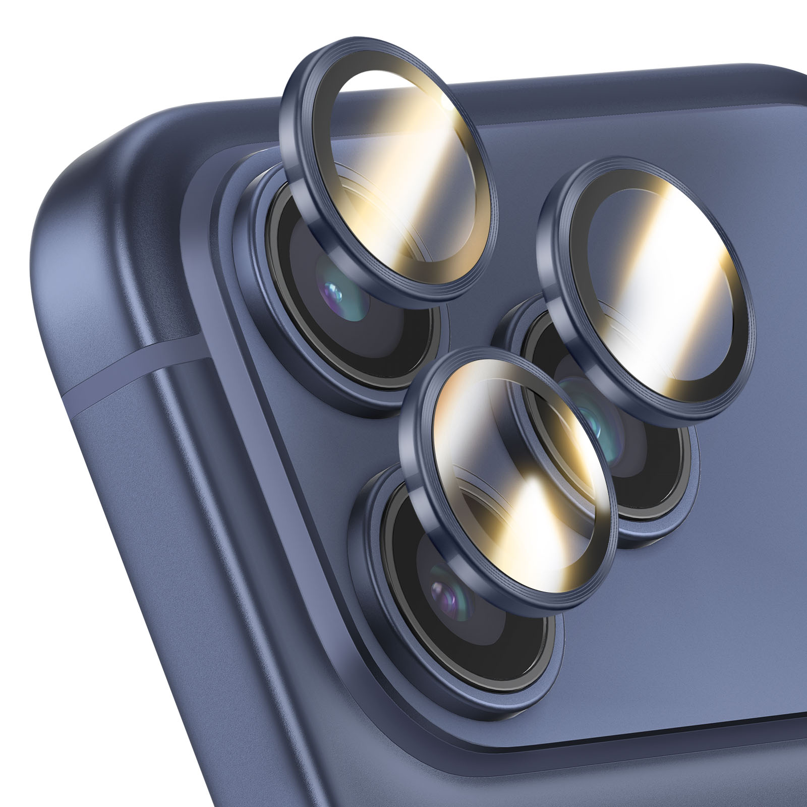 Close-up van drie blauwe iPhone cameralensjes met gouden ringen.