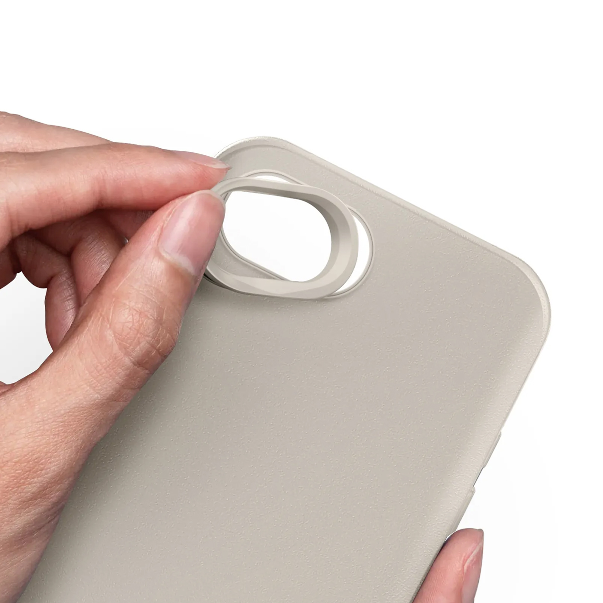 Une main retire une coque de téléphone gris clair d'un téléphone.