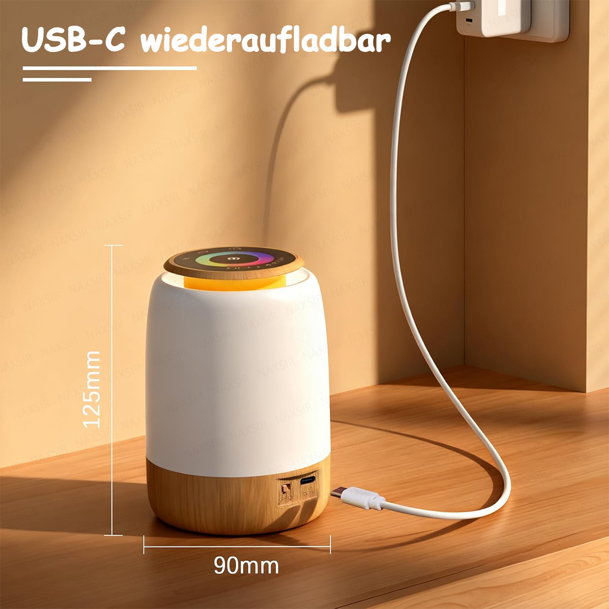 Eine weiße Nachttischlampe mit Holzsockel, aufgeladen über USB-C.