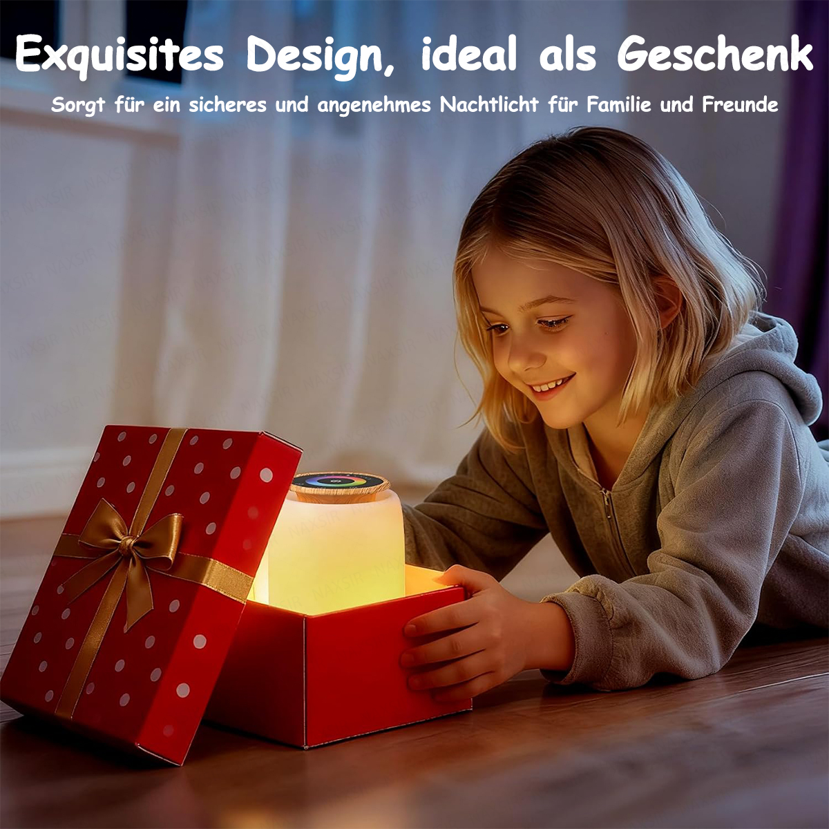 Ein Mädchen öffnet eine Geschenkbox mit einem leuchtenden Nachtlicht darin.