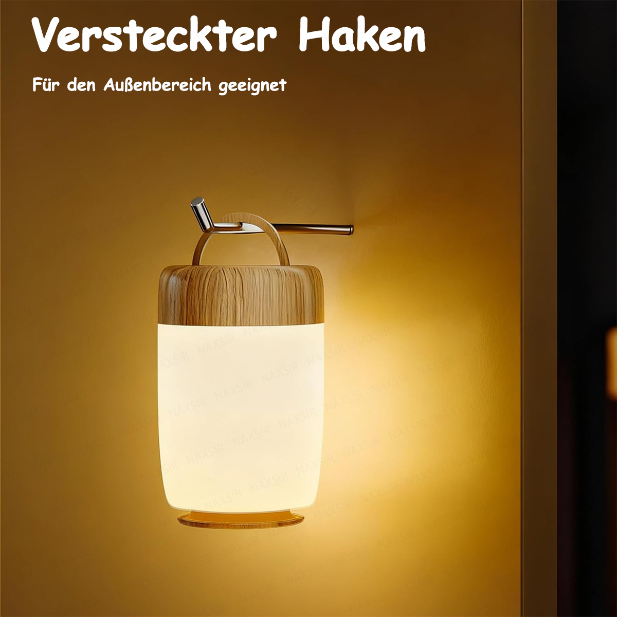 Ein hängender Laternenstil-Licht mit Holzdetails und einem Metallhaken.