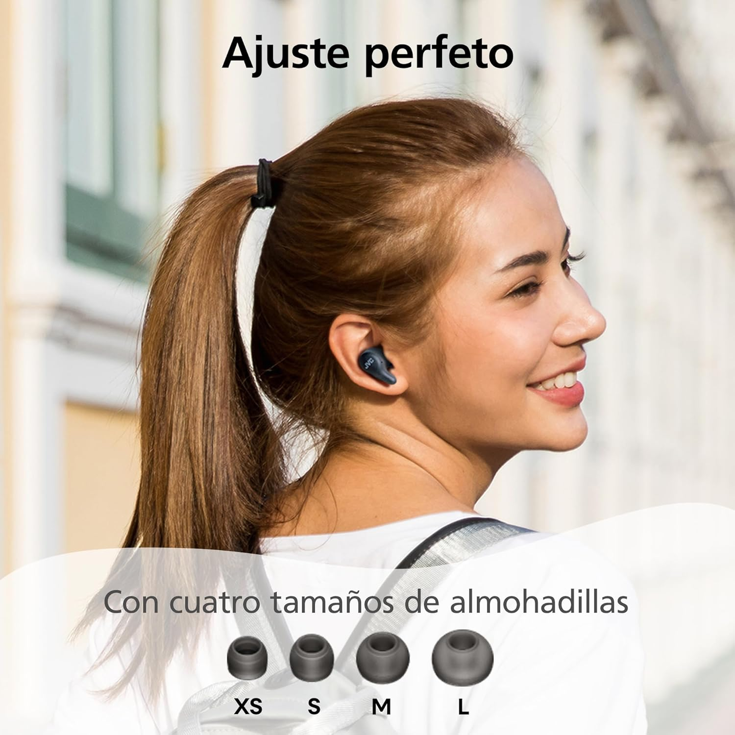 Una donna con un auricolare, che mostra quattro misure di gommini.