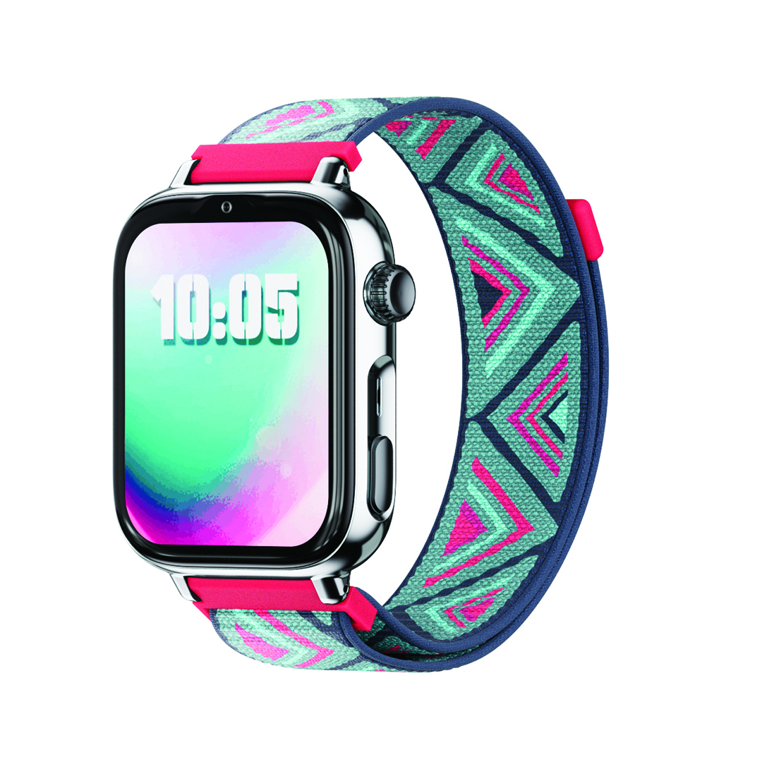 Uno smartwatch con cassa argentata e cinturino con motivo geometrico verde, rosa e blu.