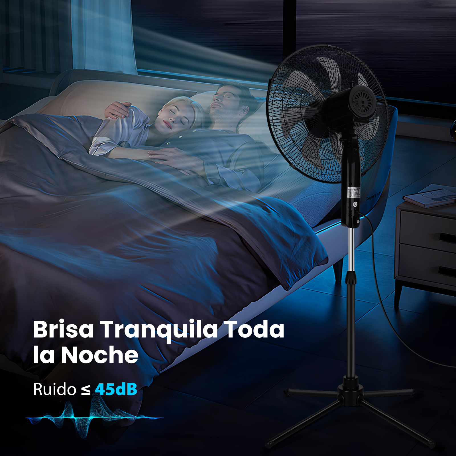Un hombre y una mujer duermen en la cama, un ventilador les sopla aire.