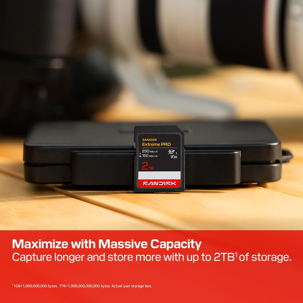 Une carte SD SanDisk Extreme PRO 2 To repose sur un appareil noir.