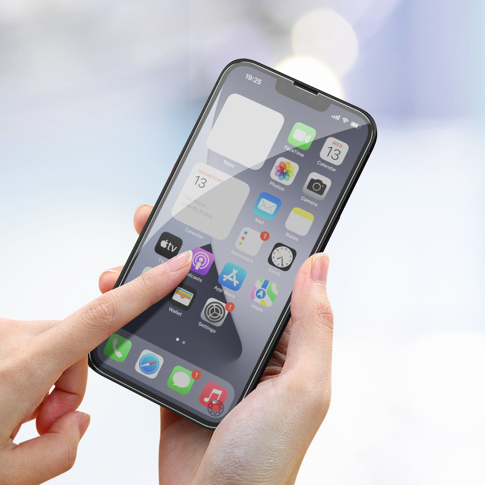 Una persona tiene uno smartphone con varie icone di app sullo schermo.